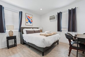 4 makuuhuonetta, työpöytä, silitysrauta/-lauta, vauvan matkasänky