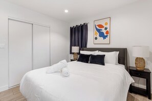4 bedrooms, desk, iron/ironing board, travel crib - 10mins to Rodeo Drive, 15mins to Venice • Modern 4BDR | Shenandoah by AvantStay (Los Angeles)