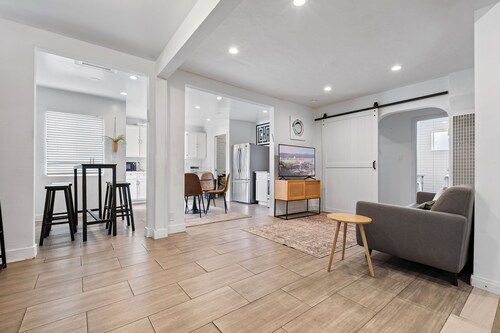 10mins to Rodeo Drive, 15mins to Venice • Modern 4BDR | Shenandoah by AvantStay