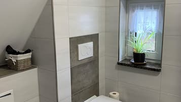 Douche, sĂšche-cheveux, serviettes fournies, savon