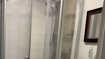 Dusche, Haartrockner, Handtücher, Seife