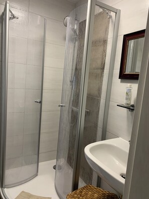 Dusche, Haartrockner, Handtücher, Seife
