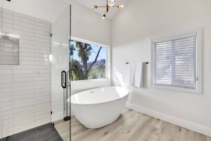 Hair dryer, towels - Castlewood by AvantStay | Malibu Cliffside + View (Malibu)