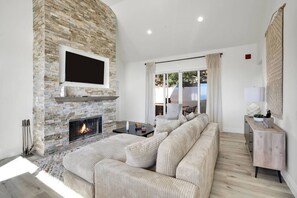 Smart TV, chimenea y oficina