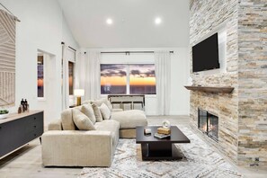 TV connectée, cheminée, espaces bureaux