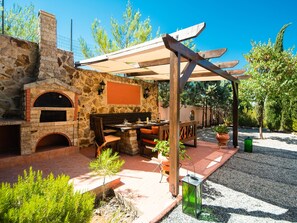 Outdoor dining - Butterfly Garden Villa (Maritsa)