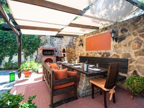 Outdoor dining - Butterfly Garden Villa (Maritsa)