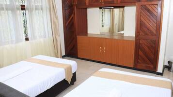 5 bedrooms, iron/ironing board, WiFi, bed sheets