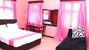 5 quartos, ferros/tábuas de passar roupa, Wi-Fi, roupa de cama