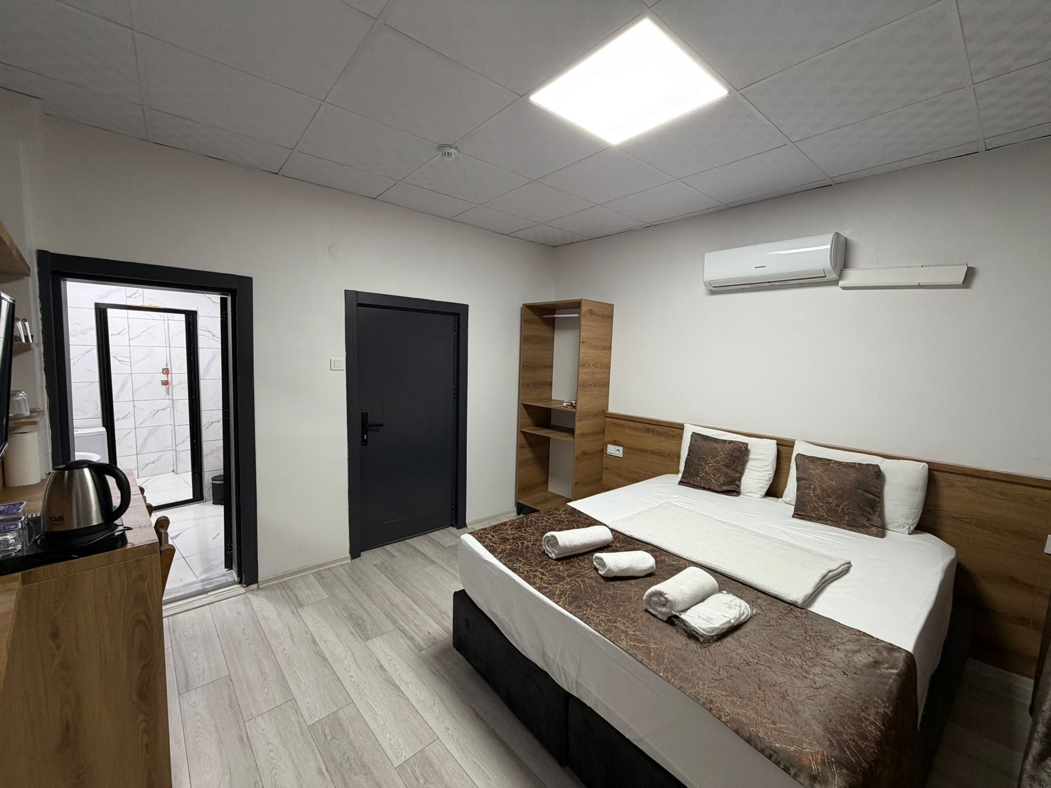 Desk, soundproofing, free WiFi