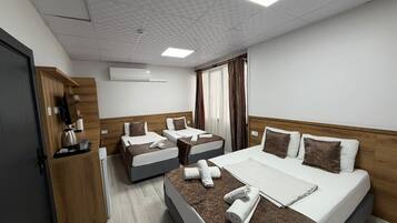 Familien-Vierbettzimmer | Schreibtisch, schallisolierte Zimmer, kostenloses WLAN