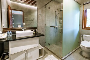 Shower, rainfall showerhead, hair dryer, bidet - Villa Orange - 900m from Beach (Seminyak)