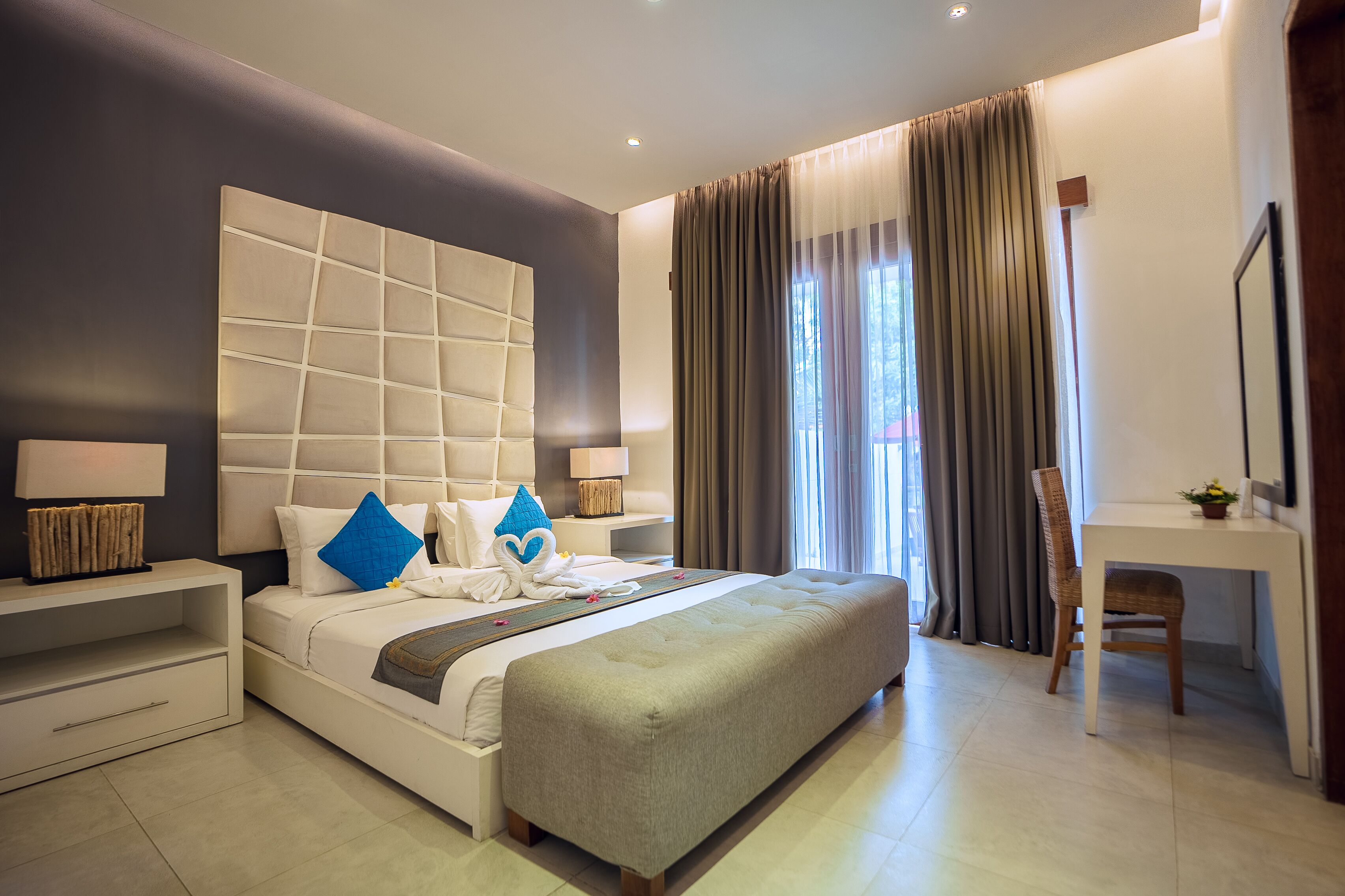 3 kamar tidur, brankas, ruang kerja ramah laptop, dan tirai kedap cahaya