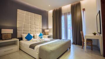 3 kamar tidur, brankas, ruang kerja ramah laptop, dan tirai kedap cahaya