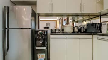 Stort kylskåp, mikrovågsugn, ugn och spishäll