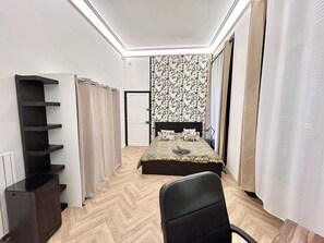 4 bedrooms, desk, iron/ironing board, free WiFi