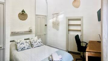 4 camere, una scrivania, ferro/asse da stiro, Wi-Fi gratuito