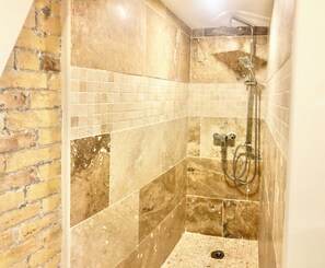 Ducha, secador de pelo, toallas, jabón