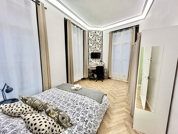 4 habitaciones, escritorio, tabla de planchar con plancha y wifi gratis 