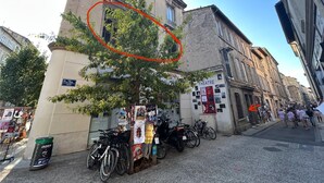 Une scène de rue avec un bâtiment sur lequel on peut voir une enseigne indiquant « Mère » et un théâtre.