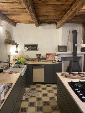 Private kitchen - Maison de Village de 1802 , Entièrement Rénovée.au Centre de Beauvezer 04370 (Beauvezer)