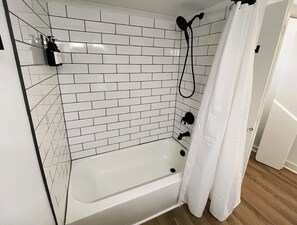 Secador de cabelo, toalhas de banho, sabonete, shampoo