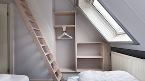 A bedroom with a skylight, a wooden ladder, and built-in shelving. - Luxury Home by De Alde Feanen Reserve (Earnewald)
