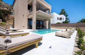 Seasonal outdoor pool, sun loungers - Armour Eclectic Villa (Platanias)