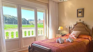 3 slaapkamers, een strijkplank/strijkijzer, wifi, beddengoed