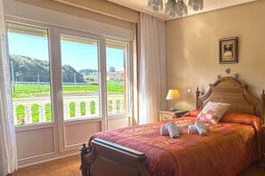 3 habitaciones, tabla de planchar con plancha, wifi y ropa de cama 