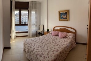 2 bedrooms, iron/ironing board, bed sheets