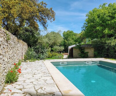Dans un Écrin de Verdure , Mazet et Piscine Privée Sans Vis-à-vis