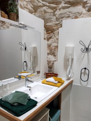 Shower, hair dryer, towels, soap - Dans un Écrin de Verdure , Mazet et Piscine Privée Sans Vis-à-vis (Nîmes)