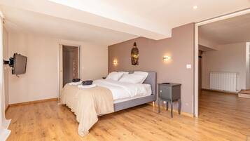 6 quartos, escrivaninha, ferros/tåbuas de passar roupa, berço de viagem