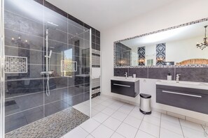 Baignoire à remous, séchoir à cheveux