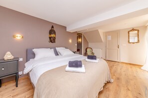 6 slaapkamers, een bureau, een strijkplank/strijkijzer, reisbedje