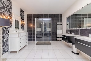 Banheira de hidromassagem, secador de cabelo