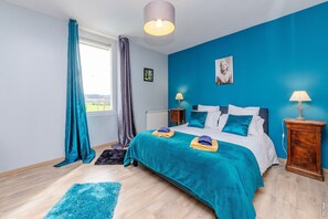 6 sovrum, skrivbord, strykjärn/strykbräda och resesäng