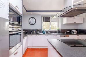 Mikrovågsugn, ugn, spishäll och diskmaskin