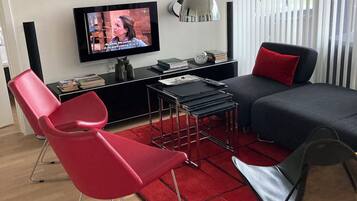 Télévision, lecteur de DVD, chaîne hi-fi