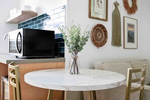 Suite Deluxe (Self Check-in with Virtual Front Desk) | Restauration dans la chambre