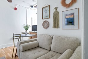 Deluxe-sviitti (Self Check-in with Virtual Front Desk) | Oleskelualue | 42–tuumainen äly-TV, jossa digitaalikanavat