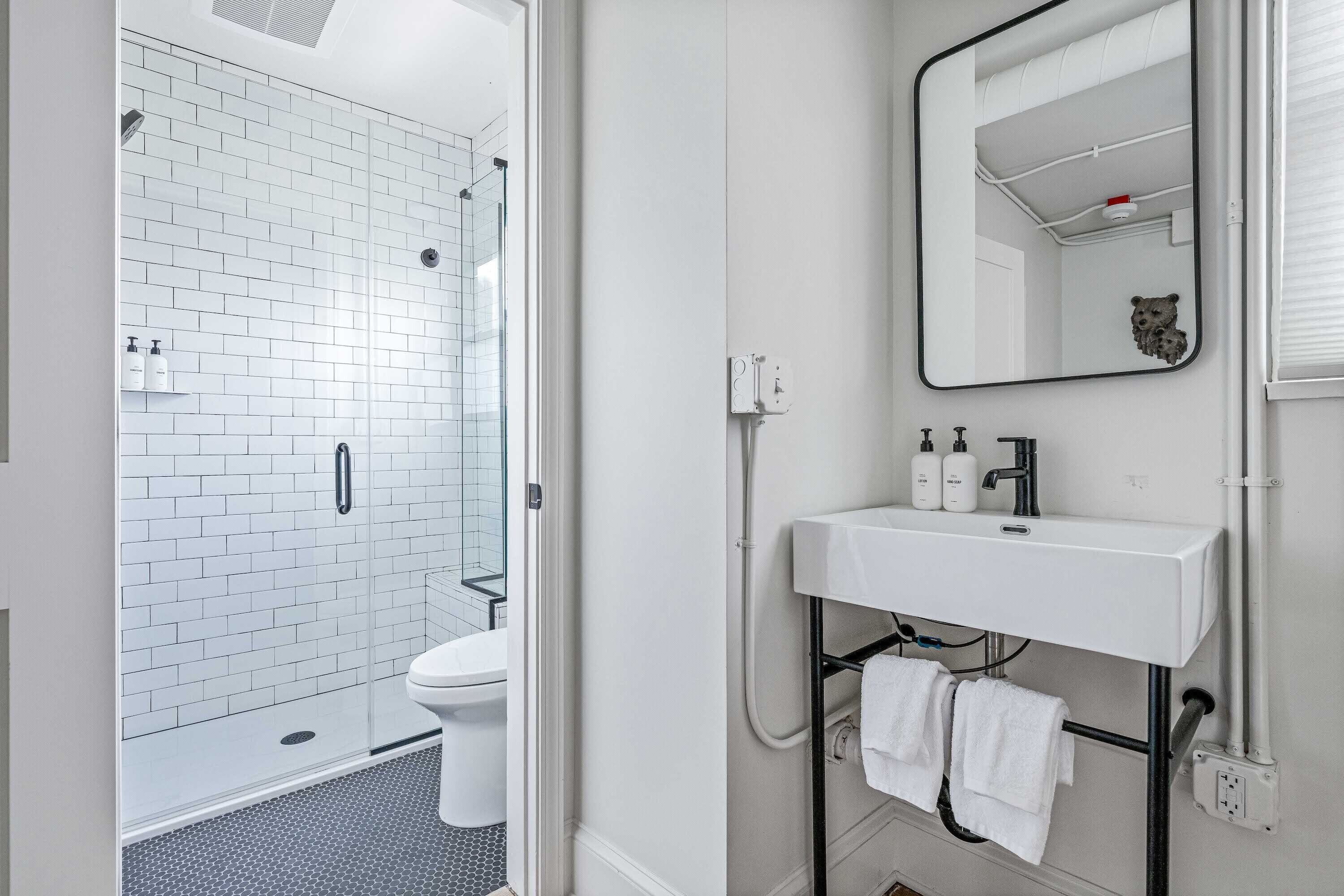 Classic Suite (Self Check-in with Virtual Front Desk) | Bathroom | Shower, free toiletries, hair dryer, towels