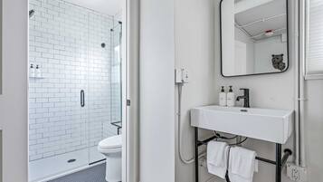 Phòng Suite phong cách cổ điển (Self Check-in with Virtual Front Desk) | Phòng tắm | Buồng tắm vòi sen, đồ dùng nhà tắm miễn phí, máy sấy tóc, khăn tắm