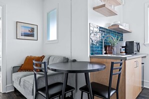 Suite – classic (Self Check-in with Virtual Front Desk) | Spiseområde på rommet