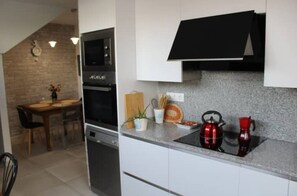 Jääkaappi, mikroaaltouuni, uuni, liesi