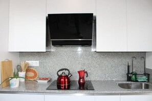 Kühlschrank, Mikrowelle, Ofen, Herdplatte