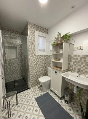 Dusche, Handtücher, Seife, Toilettenpapier