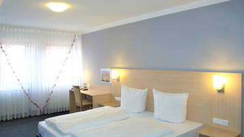 Suite | Seprai antialergi, meja kerja, dan ruang kerja ramah laptop