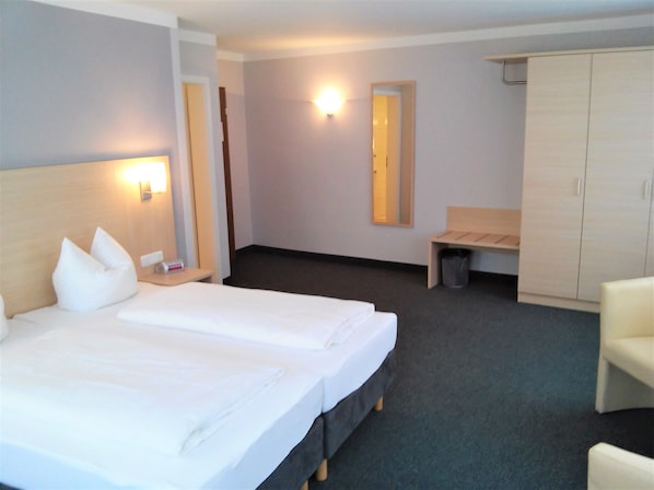 Triple Room | Hypo-allergenic bedding, desk, laptop workspace, bed sheets - Hotel Brehm (Würzburg)